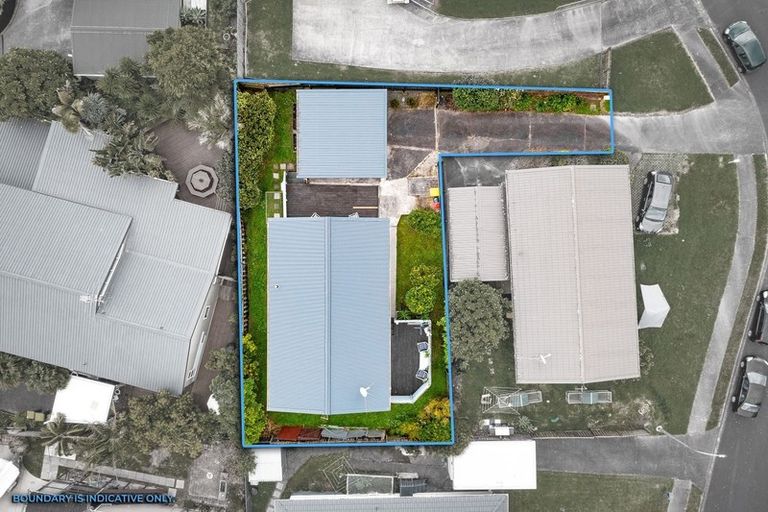 Photo of property in 2/4 Hanson Place, West Harbour, Auckland, 0618