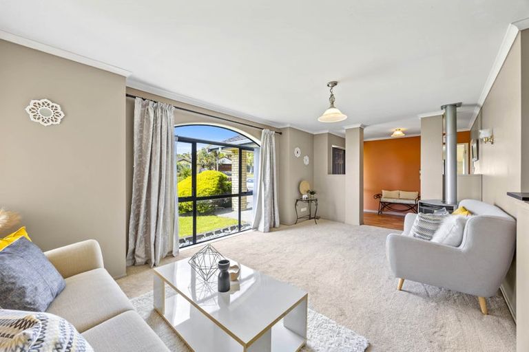 Photo of property in 19 Reybert Place, Massey, Auckland, 0614