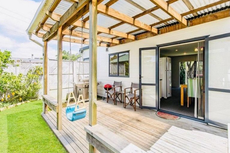 Photo of property in 2 Braeburn Place, Takanini, 2112