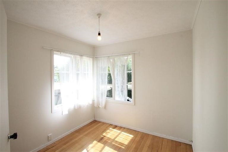 Photo of property in 17 Kirrie Avenue, Te Atatu South, Auckland, 0610