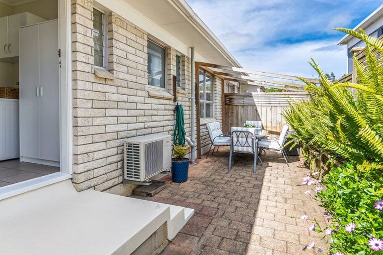 Photo of property in 2/12 Girrahween Drive, Totara Vale, Auckland, 0629