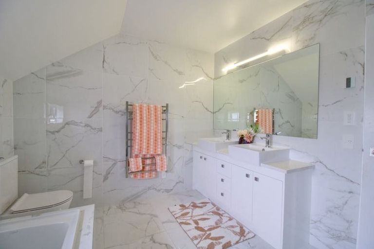 Photo of property in 17 Walter Ruddock Avenue, Kumeu, 0810