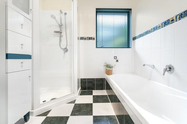 Photo of property in 27 Roy Maloney Drive, Henderson, Auckland, 0612