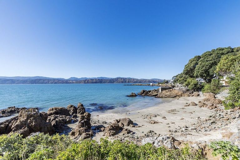 Photo of property in 385 Karaka Bay Road, Karaka Bays, Wellington, 6022