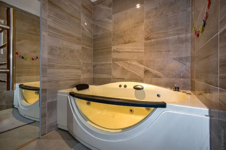 Photo of property in 220b Mount Pleasant Road, Mount Pleasant, Christchurch, 8081