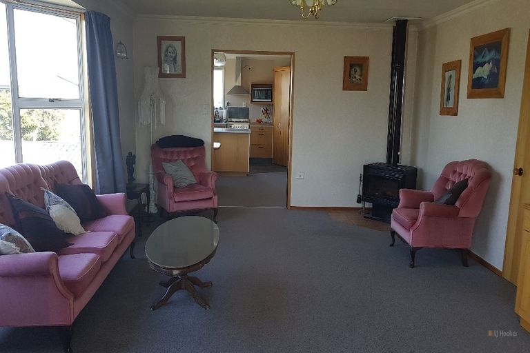 Photo of property in 19 Timaru Road, Waimate, 7924