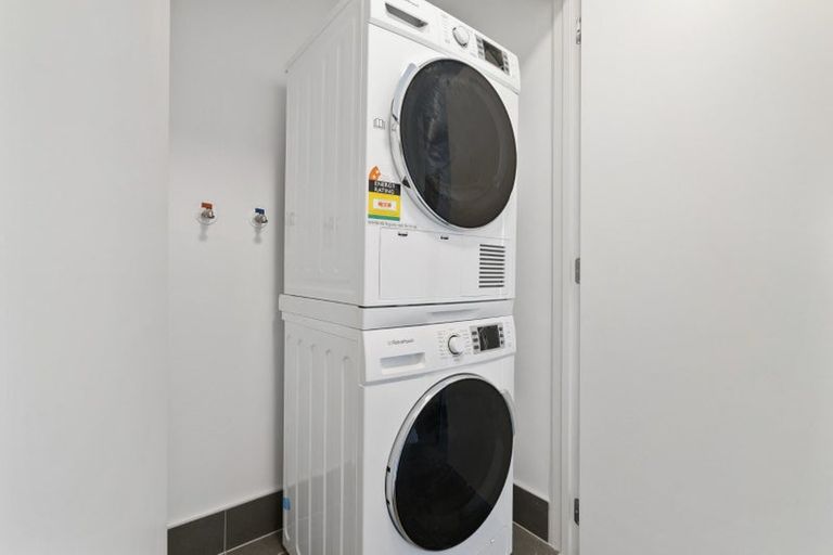 Photo of property in 1/4045f Great North Road, Glen Eden, Auckland, 0602