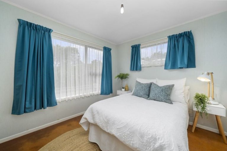 Photo of property in 102 Taylor Terrace, Tawa, Wellington, 5028