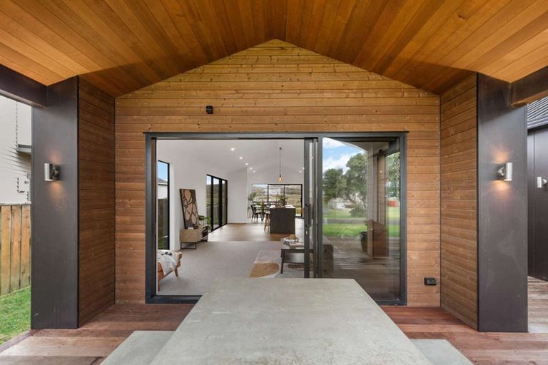 Photo of property in 16 Coleman Avenue, Waverley, 4591