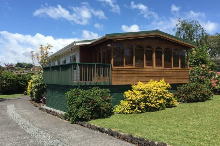 Photo of property in 33 Trelawn Place, Cockle Bay, Auckland, 2014
