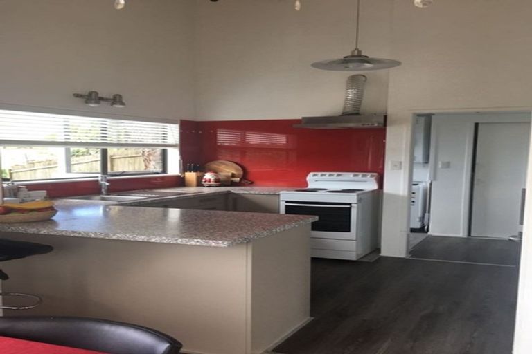 Photo of property in 1/595 Glenfield Road, Totara Vale, Auckland, 0629