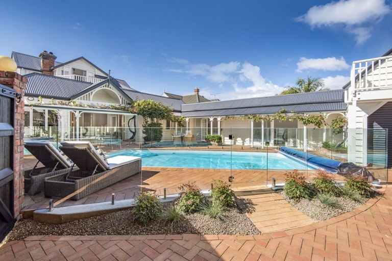 Photo of property in 21 Cheltenham Road, Devonport, Auckland, 0624