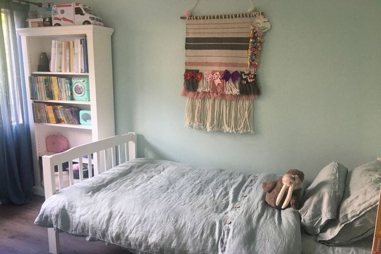 Photo of property in 1/595 Glenfield Road, Totara Vale, Auckland, 0629