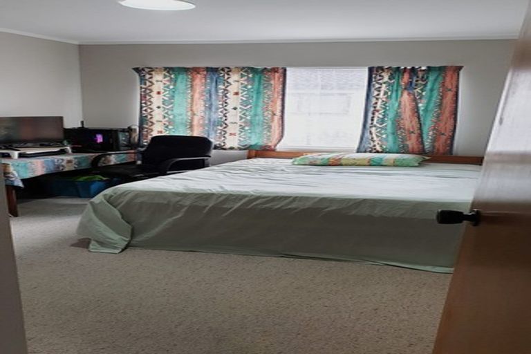 Photo of property in 2/66 Aviemore Drive, Highland Park, Auckland, 2010