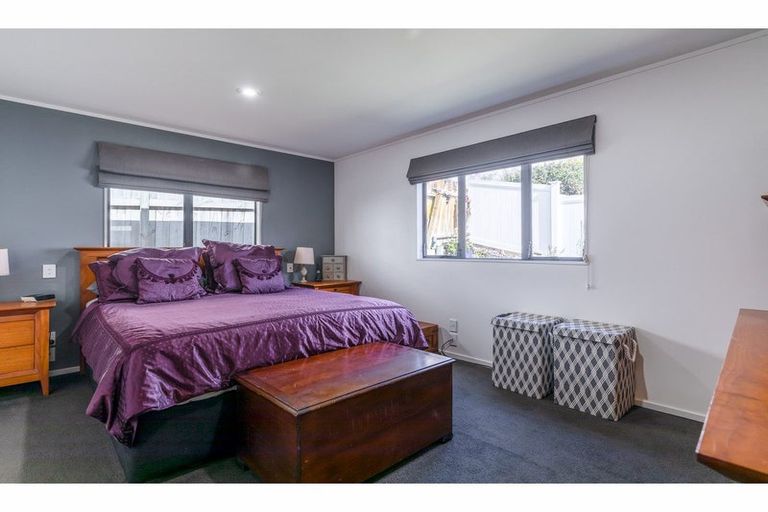 Photo of property in 48 Zefiro Drive, Massey, Auckland, 0614