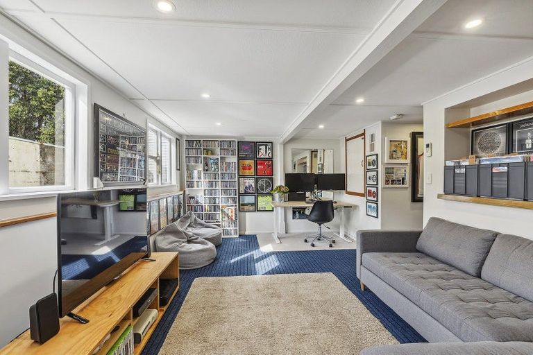 Photo of property in 21 Waikare Street, Karori, Wellington, 6012