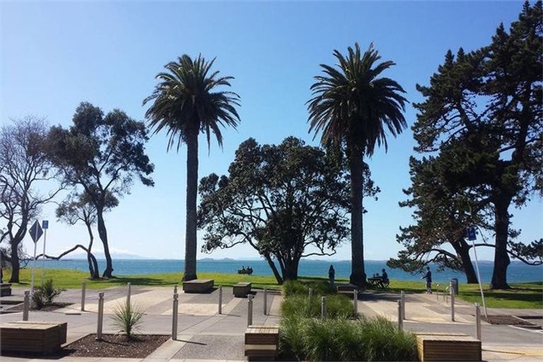 Photo of property in 24a Korotaha Terrace, Rothesay Bay, Auckland, 0630