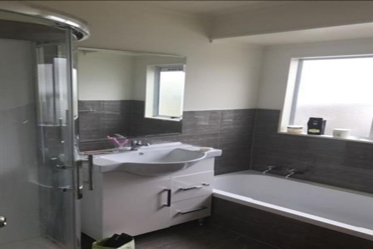 Photo of property in 2/15 Kirklow Place, Goodwood Heights, Auckland, 2105