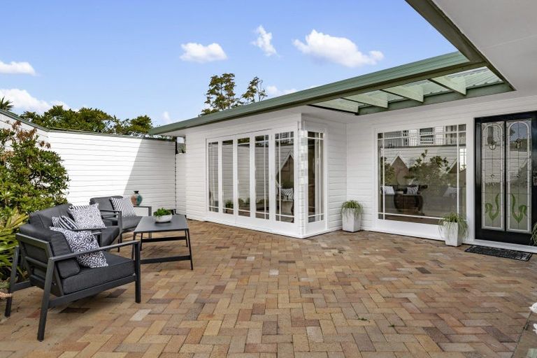 Photo of property in 30 Fairfax Avenue, Northcote, Auckland, 0627