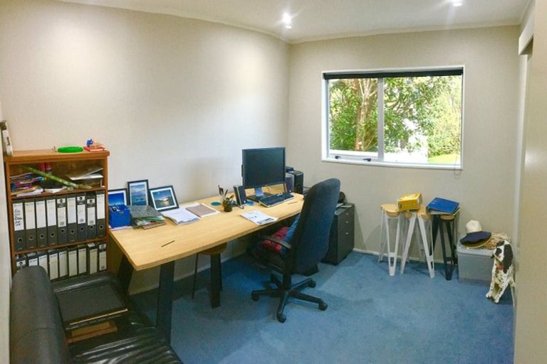 Photo of property in 92 Thurleigh Grove, Karori, Wellington, 6012