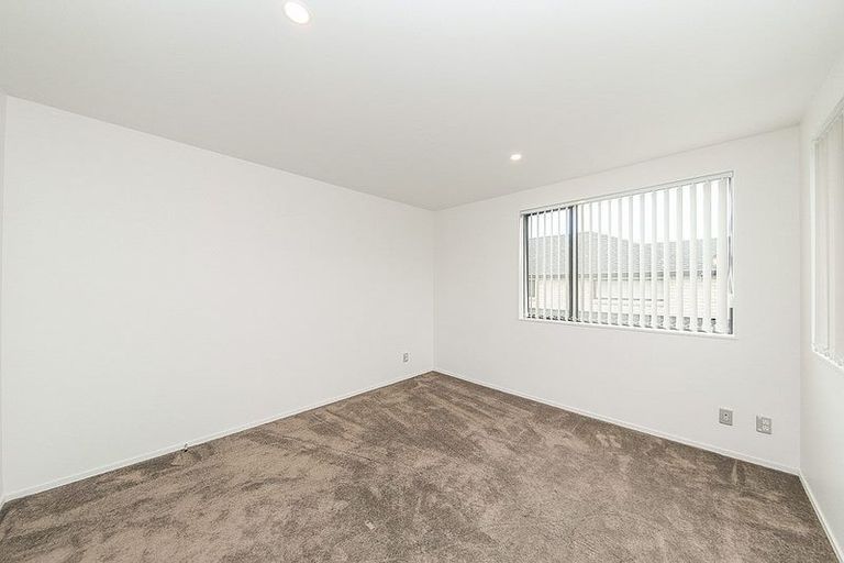 Photo of property in 2 Azzurro Way, Flat Bush, Auckland, 2019