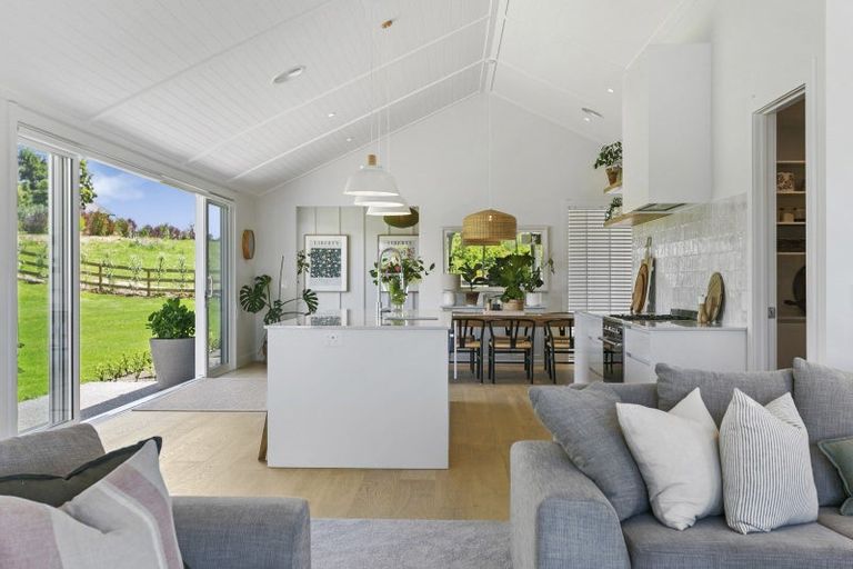 Photo of property in 5 Lens Way, Acacia Bay, Taupo, 3385