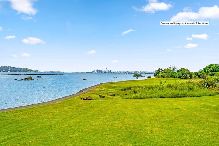 Photo of property in 15 Gill Avenue, Te Atatu Peninsula, Auckland, 0610