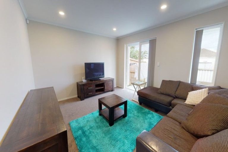 Photo of property in 23 Stitchbird Crescent, Papakura, 2110