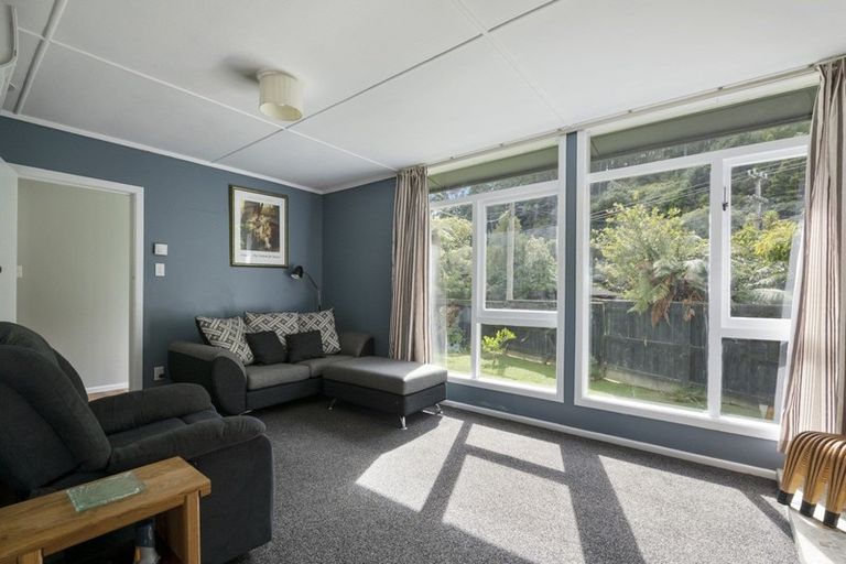 Photo of property in 104 Pinehaven Road, Pinehaven, Upper Hutt, 5019