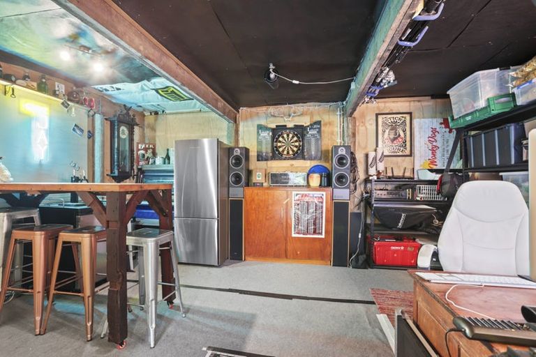 Photo of property in 19 Cascade Avenue, Waiatarua, Auckland, 0604