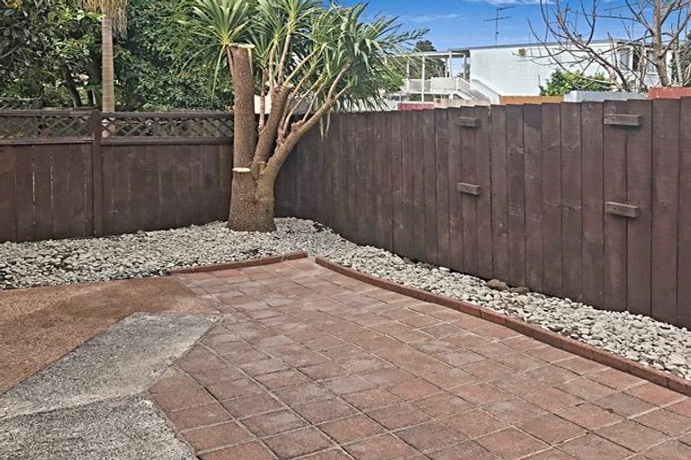 Photo of property in 2/221 Mount Smart Road, Onehunga, Auckland, 1061