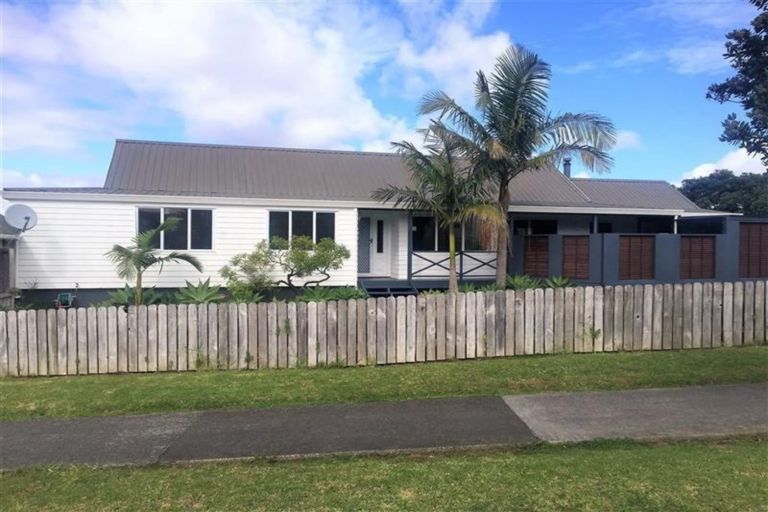 Photo of property in 1 Gosford Drive, Botany Downs, Auckland, 2010
