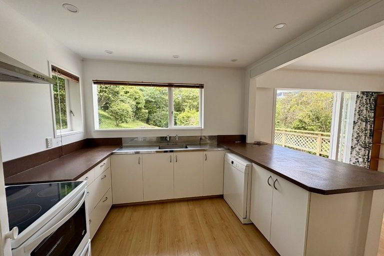 Photo of property in 135 Taylor Terrace, Tawa, Wellington, 5028