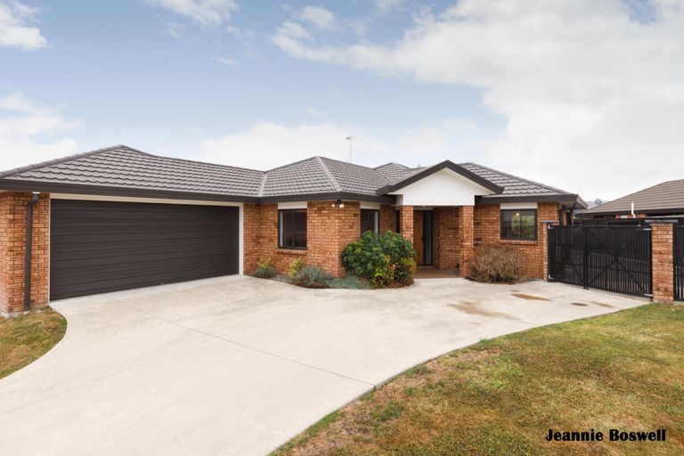 Photo of property in 40 Tennyson Avenue, Kelvin Grove, Palmerston North, 4414