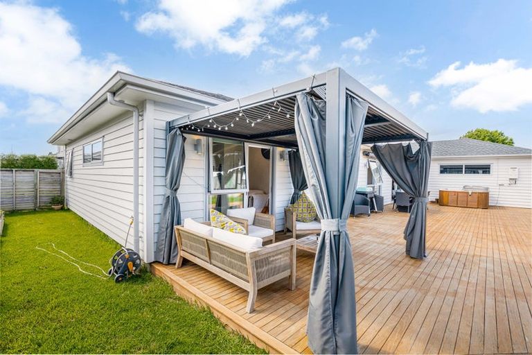 Photo of property in 16 Walter Ruddock Avenue, Kumeu, 0810