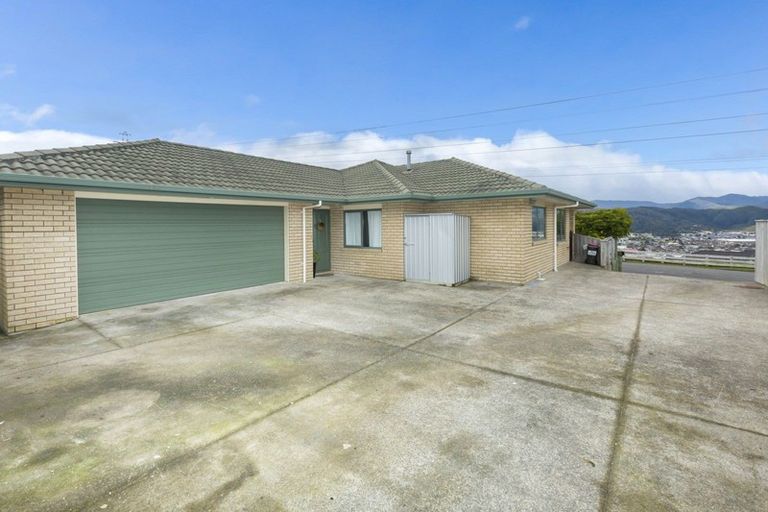 Photo of property in 32 Percy Kinsman Crescent, Riverstone Terraces, Upper Hutt, 5018
