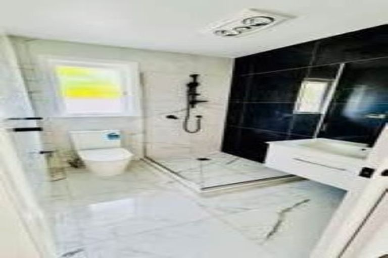 Photo of property in 17 Kuaka Place, New Lynn, Auckland, 0600