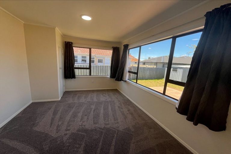 Photo of property in 15a Queenwood Road, Levin, 5510