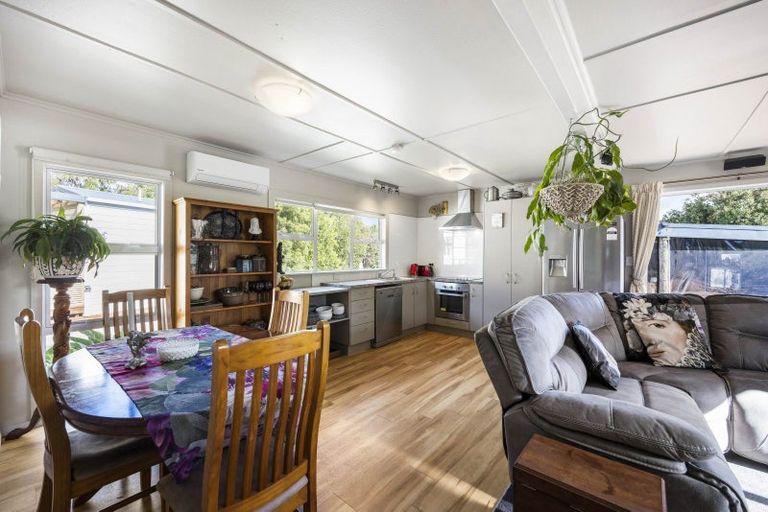 Photo of property in 11 Second Avenue, Glenbrook, Waiuku, 2681