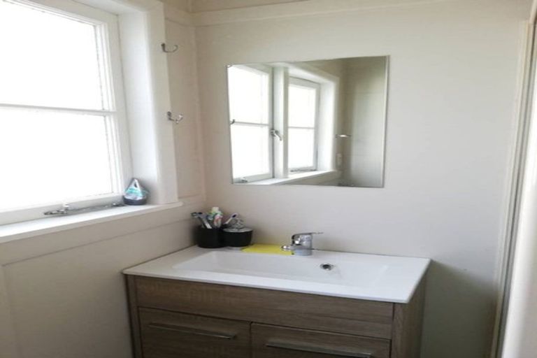 Photo of property in 22 Dallinghoe Crescent, Milford, Auckland, 0620