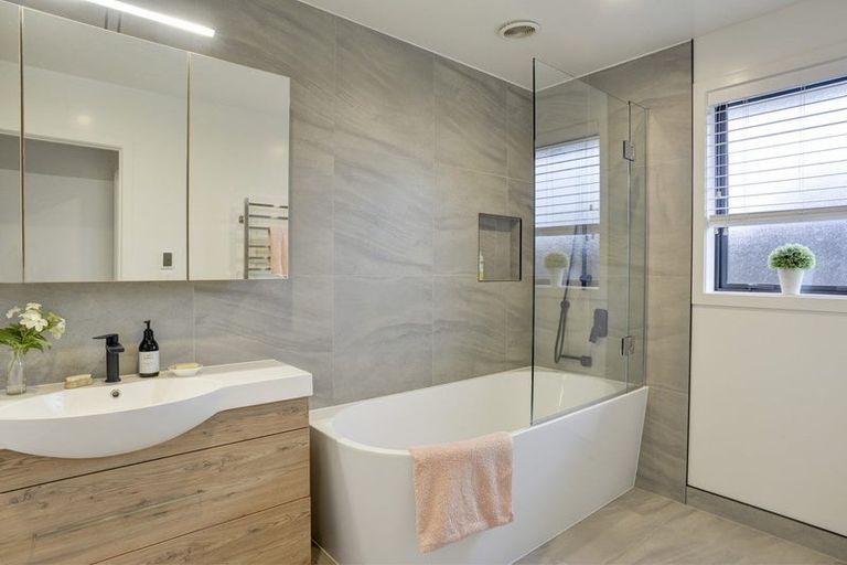 Photo of property in 72 Feist Street, Carterton, 5713