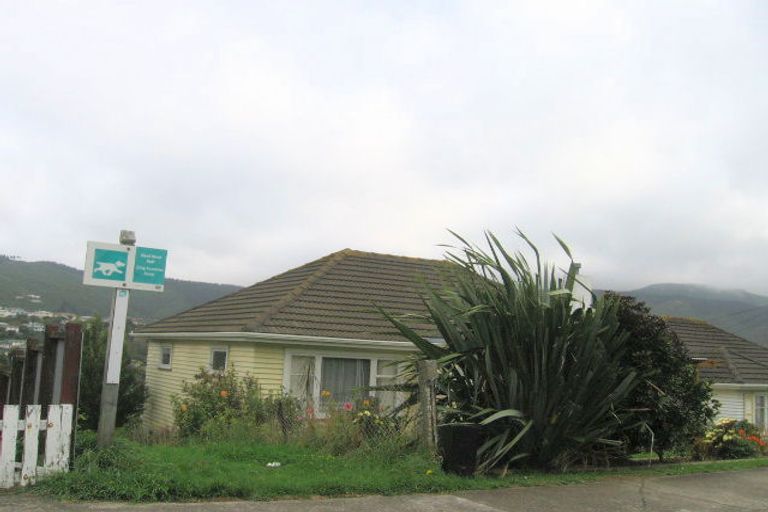Photo of property in 28 Taylor Terrace, Tawa, Wellington, 5028