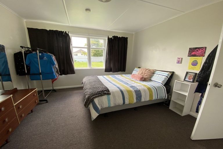 Photo of property in 18 Railway Street, Eltham, 4322