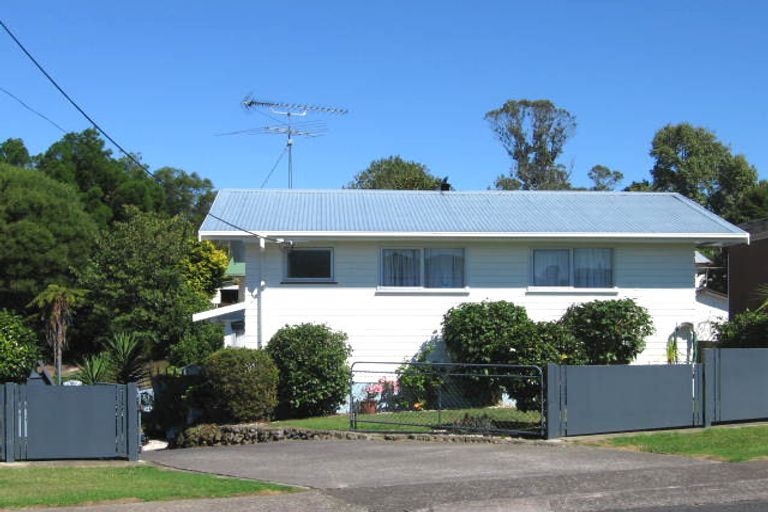 Photo of property in 27 Cron Avenue, Te Atatu South, Auckland, 0610