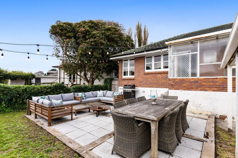 Photo of property in 58 Yeovil Road, Te Atatu Peninsula, Auckland, 0610