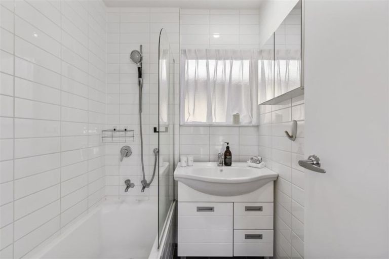 Photo of property in 2/58 James Street, Bayview, Auckland, 0629