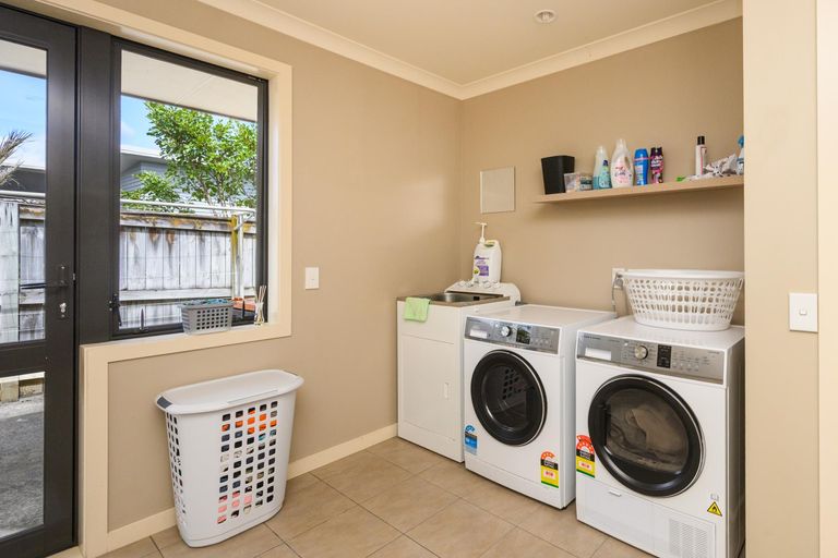 Photo of property in 19 Johnstone Drive, Fitzherbert, Palmerston North, 4410