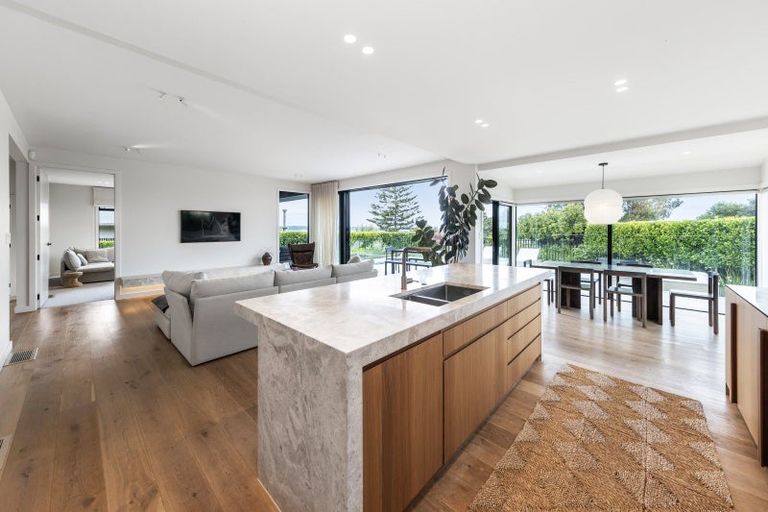 Photo of property in 56 Covil Avenue, Te Atatu South, Auckland, 0610