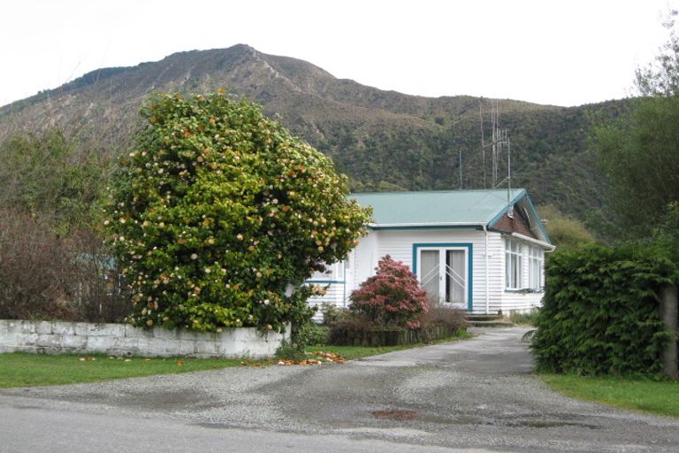 Photo of property in 166 Fairfax Street, Murchison, 7007