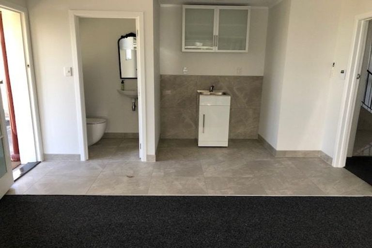 Photo of property in 82 Exmouth Road, Northcote, Auckland, 0627